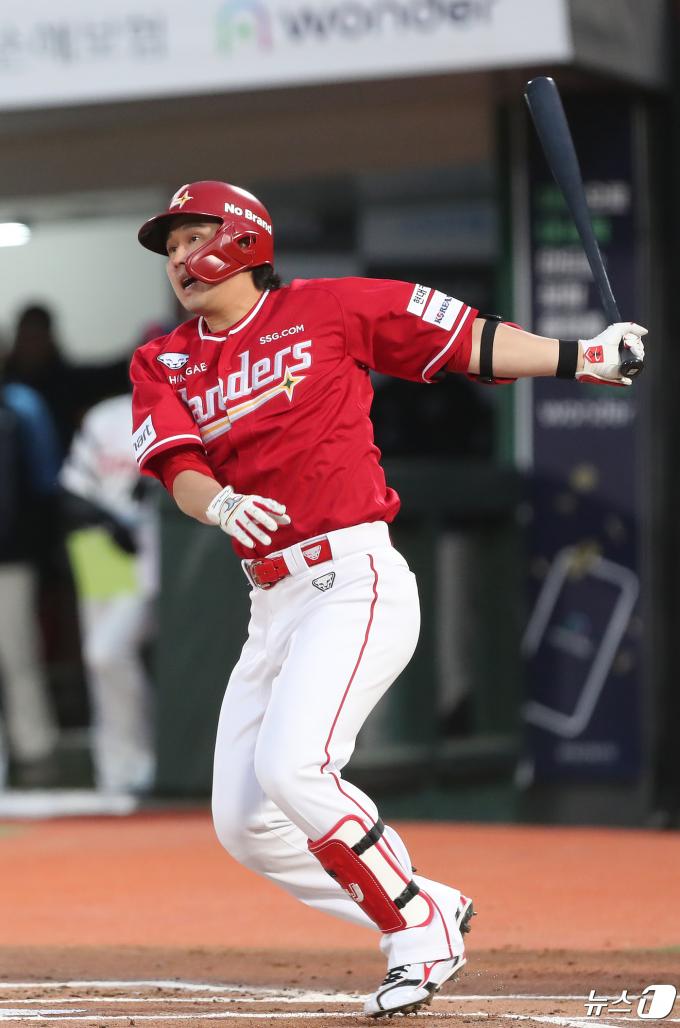 23일 오후 부산 사직야구장에서 열린 '2024 신한 SOL 뱅크 KBO리그' 롯데 자이언츠와 SSG 랜더스의 경기, 1회초 무사 1루 상황 SSG 최정이 2루타를 치고 있다. 2024.4.23/뉴스1 ⓒ News1 윤일지 기자