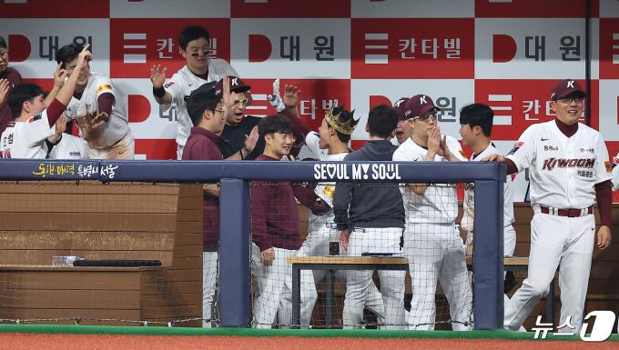 [사진] 주성원의 동점 투런포에 키움 더그아웃 '환호'