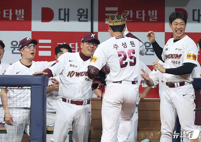 [사진] 홍원기 감독과 기쁨 나누는 주성원
