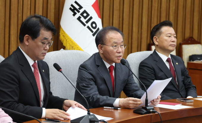 국민의힘 4선 이상 중진 당선인들이 지난 23일 모여 '관리형' 비상대책위원회 추진으로 의견을 모았다. 사진은 윤재옥 국민의힘 원내대표·당대표 권한대행(가운데)이 지난 23일 서울 여의도 국회에서 열린 국민의힘 원내대책회의에서 발언하는 모습. /사진=뉴시스
