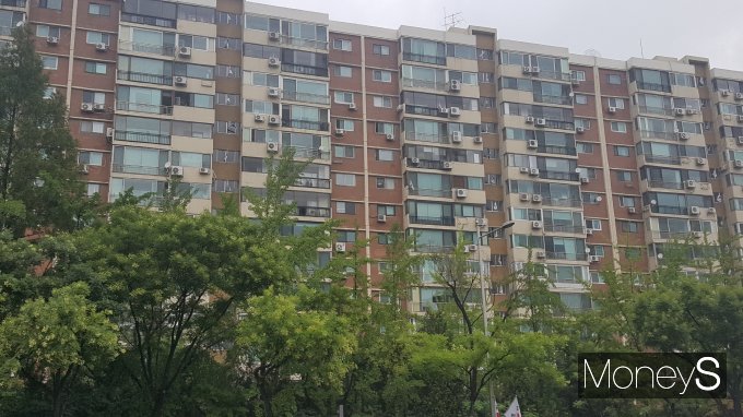 고가 아파트가 밀집한 서울 강남구 안에서도 한강과 인접한 단지는 가격이 오르고 한강과 멀리 떨어진 단지의 가격은 떨어진 것으로 나타났다. 사진은 압구정현대아파트. /사진=김창성 기자