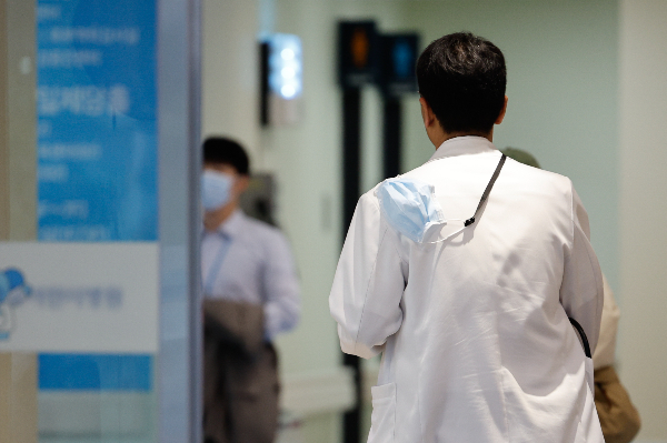 서울대학교와 울산대학교 의과대학 교수협의회 비상대책위원회가 전공의 이탈 장기화 영향으로 '주 1회 휴진'을 결의했다. 서울대 의대 교수들이 23일 서울 종로구 서울대학교병원에서 열린 비상대책위원회 총회에 참석하고 있다. /사진=뉴스1