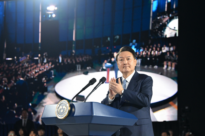 윤석열 대통령이 초대 우주항공청장으로 윤영빈 서울대 항공우주학과 교수를 임명할 것으로 보인다. 사진은 윤 대통령이 지난달 13일 사천 한국항공우주산업에서 열린 대한민국 우주산업 클러스터 출범식에서 축사하던 중 박수치는 모습. /사진=뉴시스(대통령실 제공)