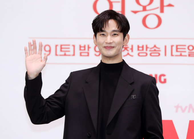 배우 김수현이  예비군 훈련에 참여했다.사진은 지난달 7일 서울 구로구 라마다호텔신도림에서 열린 tvN 새 토일드라마 '눈물의 여왕'(극본 박지은, 연출 장영우 김희원) 제작발표회에 참석한 배우 김수현. /사진=뉴시스