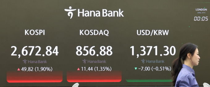 24일 서울 중구 하나은행 딜링룸에서 딜러가 업무를 보고 있다./사진=뉴시스  /사진=최진석