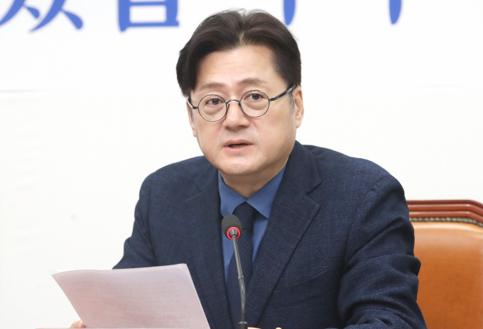 홍익표 더불어민주당 원내대표가 윤석열 정부에게 확고한 세수대책을 제시해야 한다"고 말했다.