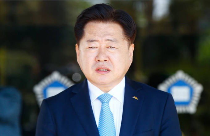 공직선거법 위반, 정치자금법 위반 혐의를 받고 있는 오영훈 제주특별자치도지사가 당선무효형을 피했다. 사진은 24일 오전 제주지방법원 앞에서 취재진의 질문에 답변하고 있는 오영훈 지사. /사진= 뉴스1