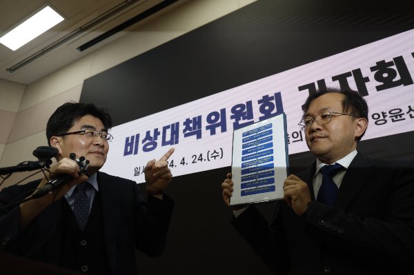 서울대학교 의과대학-서울대병원 비상대책위원회가 과학적인 의사 수 추계를 위해 연구 논문 공모를 직접 받기로 했다. 방재승 비대위원장(왼쪽)이 24일 오전 종로구 서울대학교 의과대학 융합관에서 열린 기자회견에서 전날 열린 비대위 총회와 관련해 설명하고 있다. /사진=뉴시스