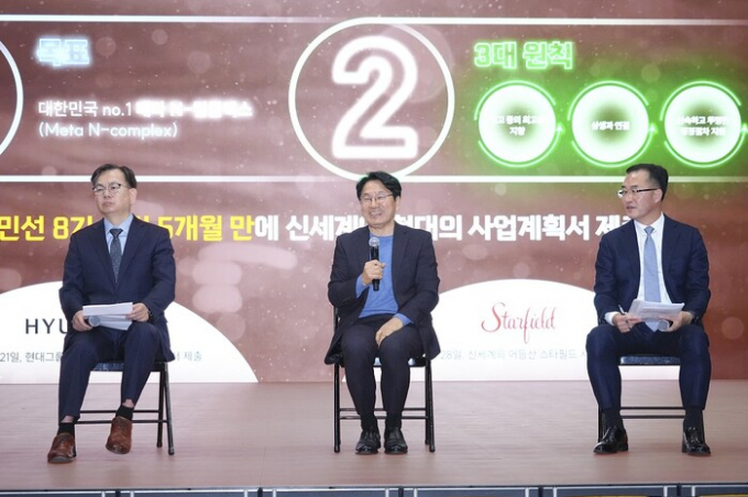 강기정 광주광역시장(가운데)이 지난 2월 1일 오전 남구 광주실감콘텐츠큐브(GCC)에서 열린 '2024 정책주제별 업무보고회'에 참석해 복합쇼핑몰 전반에 대해 시민들과 의견을 나누고 있다./사진=광주시 