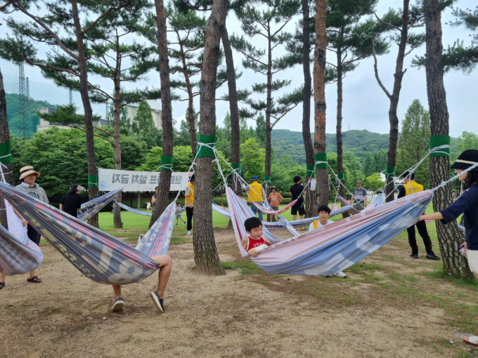 어린이들이 지난해 7월 성남 율동공원에서 진행된 제2회 재활용놀이 팝업놀이터에서 해먹 그네를 타고 있다. / 사진제공=성남시