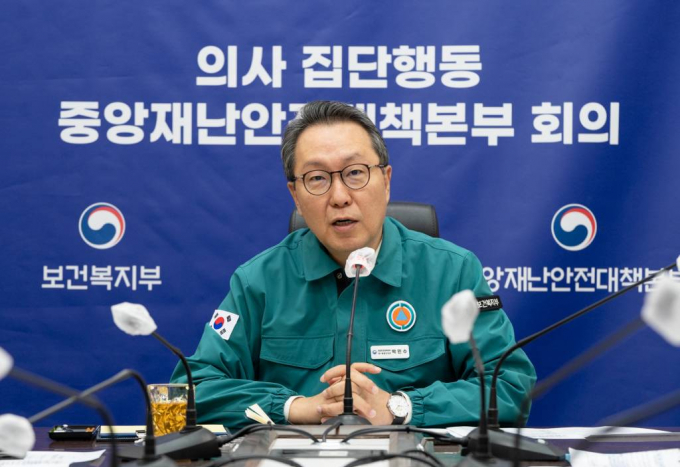 박민수 보건복지부 제2차관이 최근 대학병원 교수들의 주 1회 휴진 결정에 유감을 표하고 현장으로 돌아올 것으로 촉구했다. 사진은 지난 23일 오전 세종시 정부세종청사에서 의사집단행동 관련 중앙사고수습본부 제37차 회의를 주재하고 있는 박민수 차관. /사진= 보건복지부 제공