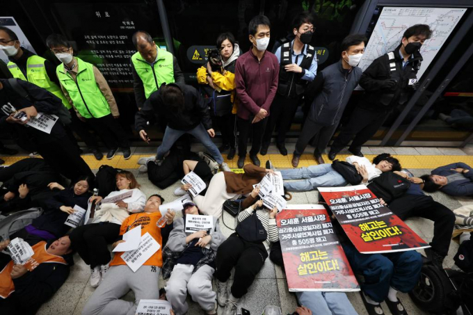 전국장애인차별철폐연대가 국회에 장애인권 4대 법안 처리를 촉구했다. 사진은 지난 20일 오전 서울 종로구 마로니에공원에서 열린 4·20장애인차별철폐의 날 마무리 결의대회에서 장애인권리 입법을 촉구하는 구호를 외치고 있는 박경석 전장연 공동대표. /사진= 뉴스1