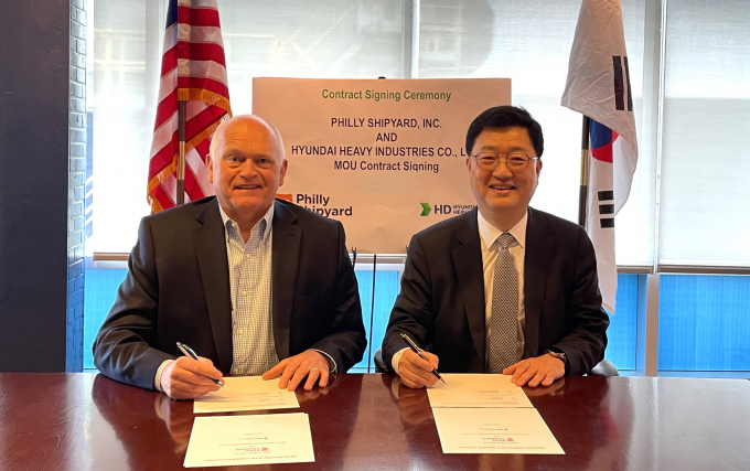 HD현대중공업이 최근 미국 펜실베이니아 소재 필리조선소(Philly Shipyard)와 미 정부가 발주하는 함정과 관공선에 대한 신조 및 유지보수(MRO) 사업 업무협약(MOU)을 체결했다. 사진은 오른쪽부터 주원호 HD현대중공업 특수선사업대표, 슈타이너 네르보빅(Steinar Nerbovik) 필리조선소 대표. /사진=HD한국조선해양