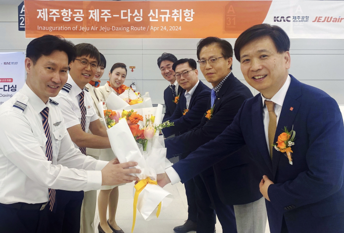 제주국제공항에서 진행된 제주항공 제주~베이징 다싱 노선 신규취항식에 참석한 신규 취항편 승무원들과 홍준모 제주항공 안전보안본부장(왼쪽에서 네번째), 김복근 한국공항공사 제주공항장(왼쪽에서 다섯번째), 한상수 제주항공 제주본사운영단장(오른쪽에서 세번째) 등 내·외빈들이 기념촬영을 하고있다./사진제공=제주항공