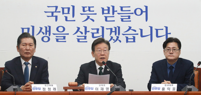 더불어민주당 차기 원내대표 후보군이 대폭 줄어들자 당내에서는 이재명 더불어민주당 대표의 노골적인 선거 개입이라는 목소리가 나오고 있다. 사진은 이 대표(가운데)가 24일 서울 여의도 국회에서 열린 최고위원회의에서 발언하는 모습. /사진=뉴스1