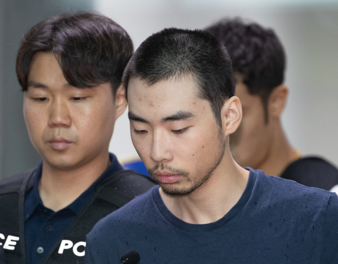 14명의 사상자를 낸 '서현역 흉기난동' 사건의 피의자 최원종이 항소심에서 또 다시 '심신 상실'을 주장했다. 사진은 지난 10일 오전 검찰로 송치되기 위해 경기 성남시 수정경찰서에서 호송차로 향하고 있다는 최원종. /사진= 뉴스1