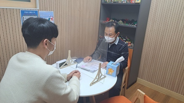 서울시가 '1인가구 전월세 안심계약 도움서비스'를 토요일까지 확대 운영한다. 평일에 시간을 내기 어려운 시민들을 위해 10개 자치구부터 우선 시행하고 이용 추이를 고려해 확대 검토한다. 사진은 해당 서비스 대면상담 모습./사진제공=서울시