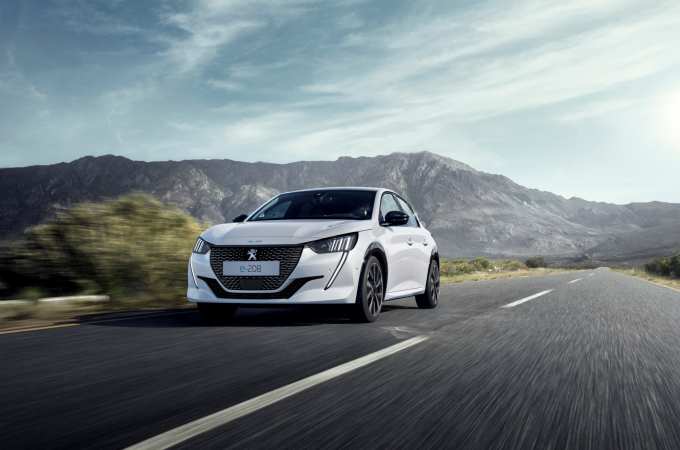 달리는 푸조 e-208 모습 사진제공=스텔란티스코리아