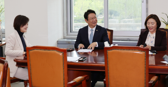 더불어민주당이 차기 원내대표 선거에 대해 후보가 1명이어도 과반 이상의 득표를 받아야 한다고 전했다. 사진은 진선미 민주당 선관위원장(왼쪽)과 황희 간사(가운데), 전진숙 위원이 24일 서울 여의도 국회에서 열린 원내대표-의장단 선출 선관위 1차 회의에 참석한 모습. /사진=뉴시스
