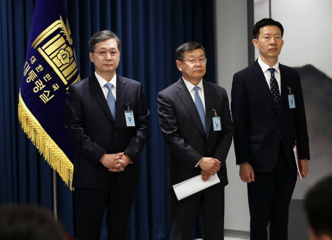 윤석열 대통령이 우주항공청 초대 청장에 윤영빈 서울대 교수를, 차장 노경원 과학기술정보통신부 연구개발정책실장, 임무본부장에 존 리 전 미국항공우주국(NASA·나사) 고위임원을 내정했다. 사진은 초대 우주항공청장 후보자에 내정된 윤 교수와 본부장 후보자 존리 전 고위임원, 차장 후보자 노 실장(왼쪽부터)이 24일 용산 대통령실 청사 브리핑룸에서 성태윤 대통령실 정책실장의 인선 발표를 경청하는 모습. /사진=뉴스1