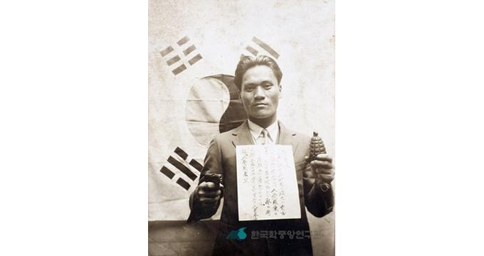 윤봉길이 일제강점기 시절 홍커우 공원에서 일본 제국 주요 인사들을 향해 폭탄을 던졌다. 사진은 윤봉길 홍커우 공원 의거 전 선서 장면. /사진= 독립기념관  