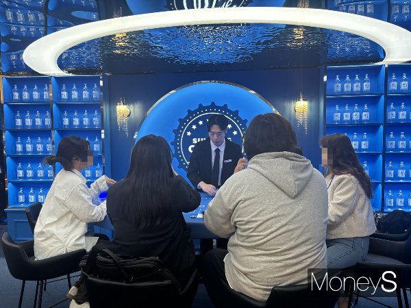 카드 게임 마술사가 게임을 진행하고 있다. /사진=이예빈 기자 