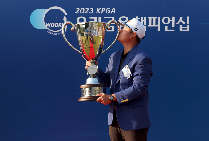 지난해 우리금융 챔피언십 정상에 오른 임성재가 우승컵에 입맞춤을 하고 있다. /사진= KPGA