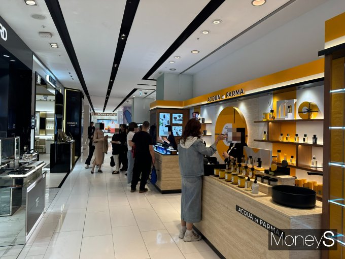 명품 브랜드 립스틱, 립밤 등의 '스몰 럭셔리'에 빠진 MZ세대가 늘어나고 있다. 사진은 지난 22일 서울 압구정동에 위치한 갤러리아백화점 내 명품 브랜드 향수 코너에서 제품을 구경 중인 소비자들의 모습. /사진=김인영 기자 