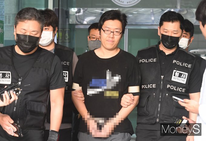 검찰이 이른바 '등산로 성폭행 살인사건'으로 재판에 넘겨진 최윤종(31)의 항소심에서도 사형을 구형했다. 지난해 8월 서울 관악구 서울관악경찰서에서 검찰로 송치된 '신림동 등산로 성폭행 살인 사건' 피의자 최윤종. /사진=장동규 기자