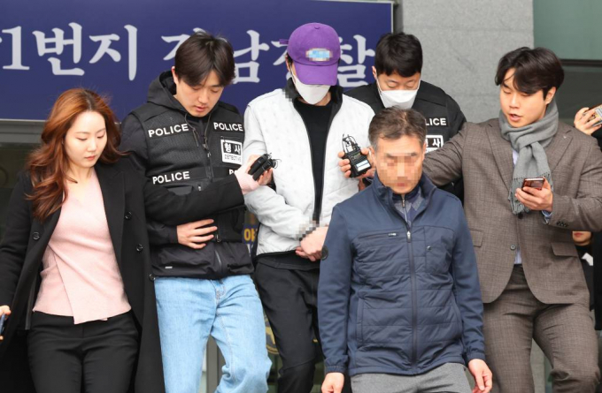 마약 투약 혐의 등으로 구속된 야구 국가대표 출신 오재원에게 수면제를 대리 처방한 후배 선수 8명이 경찰에게 내사를 받고있다. 사진은 지난달 29일 서울 강남경찰서에서 서울중앙지검으로 송치되고 있는 오재원. /사진= 뉴시스 