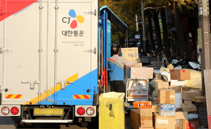 CJ대한통운이 편의점 일반 택배 운임 인상 시기를 조정하기로 했다. 서울 시내에서 CJ대한통운 택배기사가 택배를 옮기고 있다. /사진=뉴시스