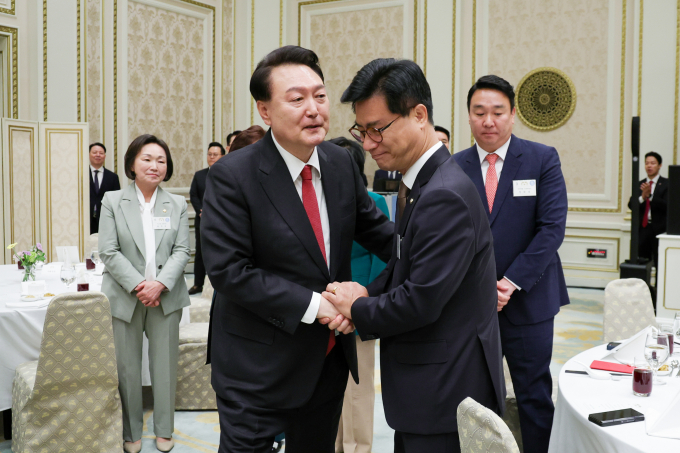 윤석열 대통령이 24일 22대 총선에서 낙선한 국민의힘 의원들을 격려했다. 사진은 윤 대통령(왼쪽)이 24일 청와대 영빈관에서 열린 제22대 총선 불출마·낙천·낙선 국민의힘 현역 국회의원 격려 오찬에 입장하며 김영식 의원(오른쪽)과 악수하는 모습. /사진=뉴시스(대통령실 제공)
