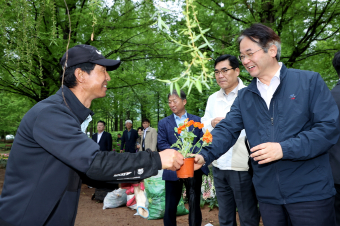 고양국제꽃박람회 행사장을 점검하는 이동환 고양특례시장(오른쪽). / 사진제공=고양특례시
