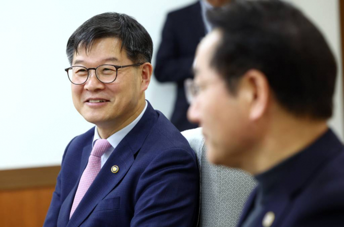 보건복지부가 '더 내고 더 받는' 연금개혁안에 대한 재정 우려를 내비쳤다. 사진은 지난 3월 인천광역시청 접견실에서 유정복 인천시장과 '위기임신 지원 및 저출산 정책 간담회'를 하는 이기일 보건복지부 제1차관. /사진= 보건복지부 제공  