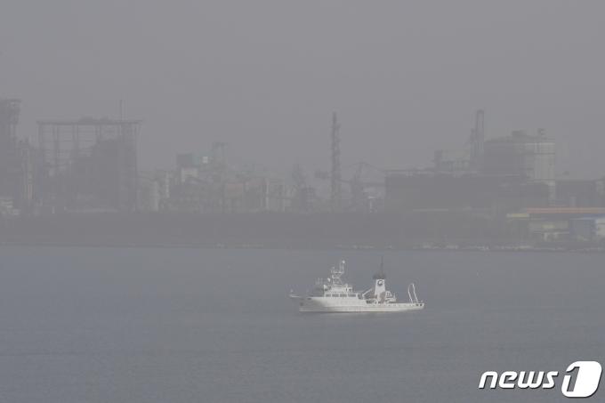 경북 포항시 전역이 희뿌연 미세먼지에 뒤덮여있다. 이날 오후 4시 현재 포항지역 미세먼지 농도는 354㎍/m&sup3;로 매우 나쁨 수준을 기록했다. 2024.4.18/뉴스1 ⓒ News1 최창호 기자