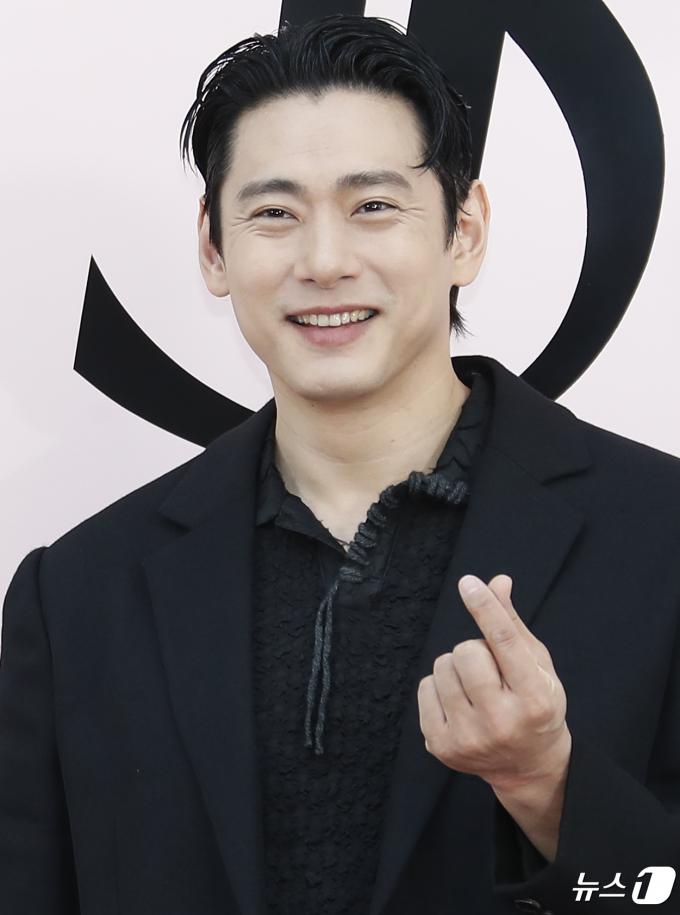 [사진] 유태오, 달콤한 손 하트