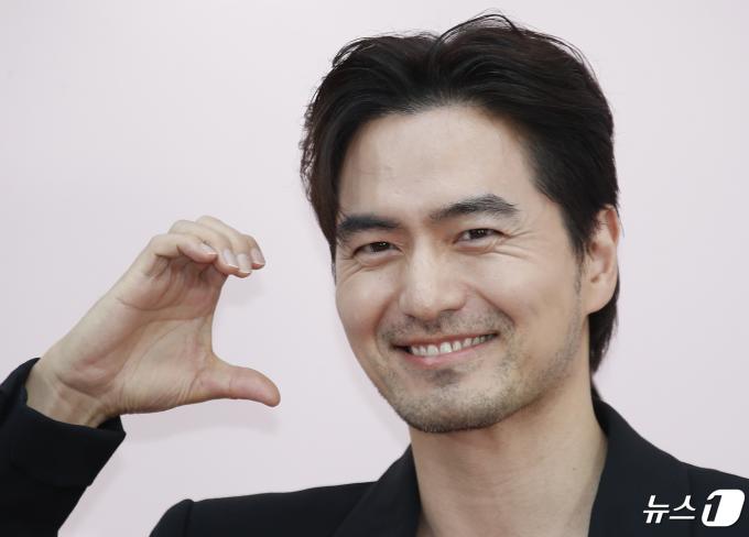 [사진] 이진욱, 볼 하트는 올해까지만 할래요