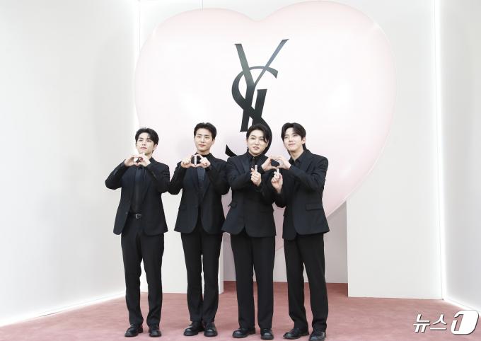 [사진] 데이식스, 사랑의 하트