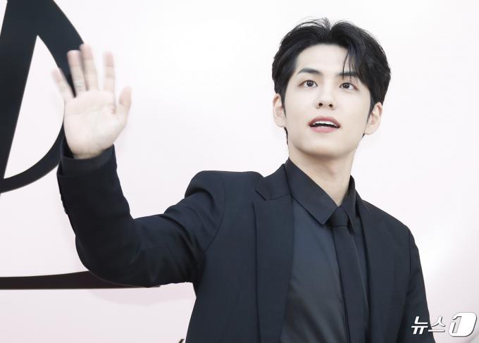 [사진] 데이식스 원필, 다정한 손 인사