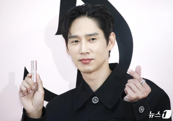 [사진] 박성훈, 전재준의 하트 플러팅