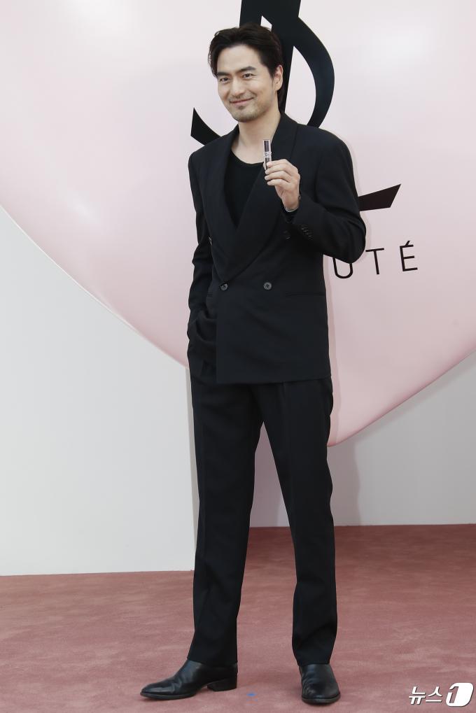 [사진] 이진욱, 빠져드는 미소