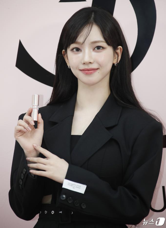 [사진] 카리나, 꽃 향기 나는 미소