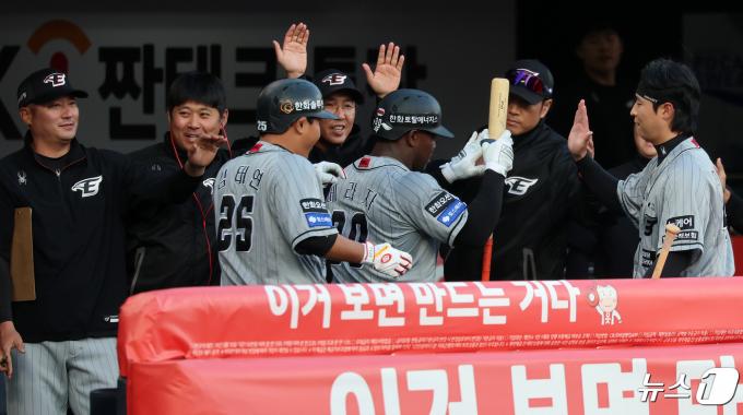 [사진] 페라자, 동료들의 축하를 받으며