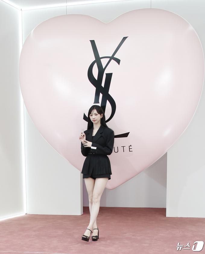 [사진] 에스파 카리나, 하트를 부르는 비주얼