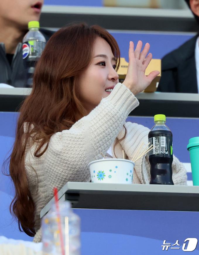 [사진] 배지현 아나운서, 남편 화이팅!