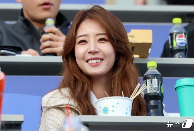 [사진] 배지현 아나운서, 남편의 100승 믿어요
