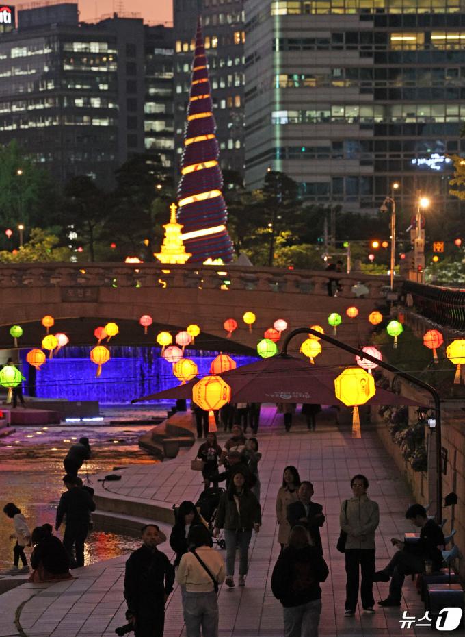 [사진] 연등 꾸며진 청계천