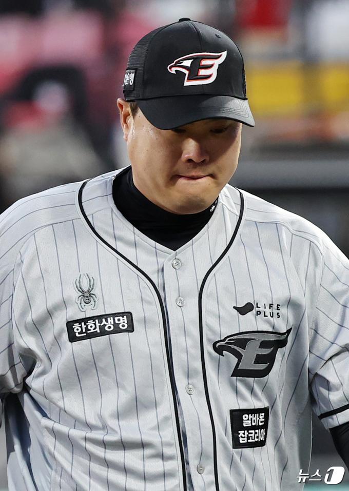 [사진] '5이닝 7실점' 류현진, 고개를 들 수 없어