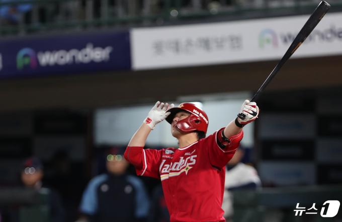 24일 오후 부산 사직야구장에서 열린 '2024 신한 SOL 뱅크 KBO리그' 롯데 자이언츠와 SSG 랜더스의 경기, 5회초 2사 주자 없는 상황 SSG 최정이 솔로 홈런을 치고 있다. 최정은 이날 468호 홈런으로 KBO리그 통산 최다 홈런 신기록을 달성했다. 2024.4.24/뉴스1 ⓒ News1 윤일지 기자