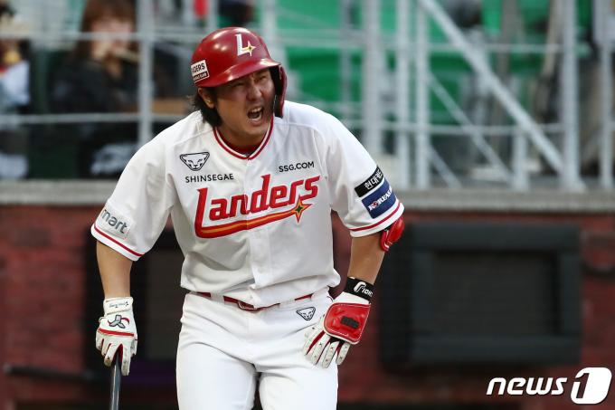 17일 오후 인천시 미추홀구 문학동 SSG랜더스필드에서 열린 프로야구 '2024 신한 SOL 뱅크 KBO리그' KIA 타이거즈와 SSG 랜더스의 경기, SSG 최정이 1회말 2사 상황 때 KIA 선발 크로우의 투구가 몸에 맞자 괴로워하고 있다. 2024.4.17/뉴스1 ⓒ News1 이광호 기자